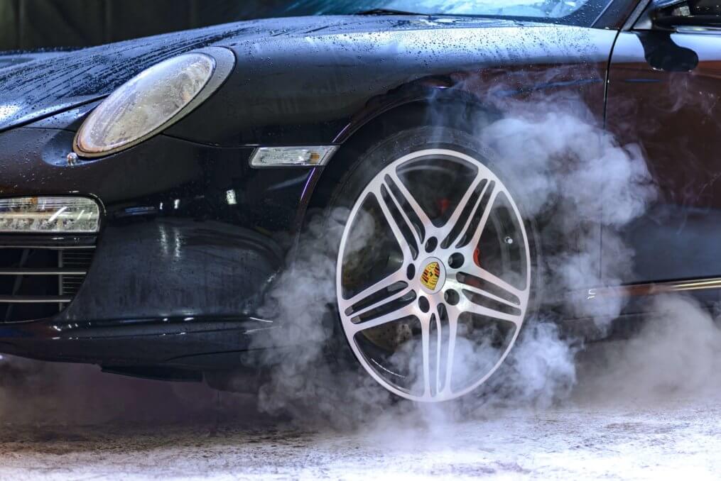 Imagem de um carro preto com pane elétrica
