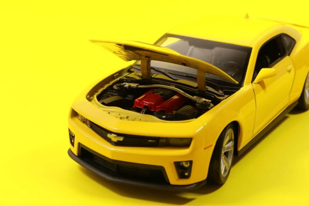Imagem de um carro amarelo com pane elétrica