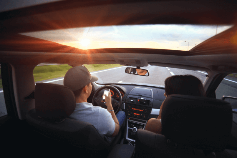 Imagem de casal viajando no veículo com alternador de carro