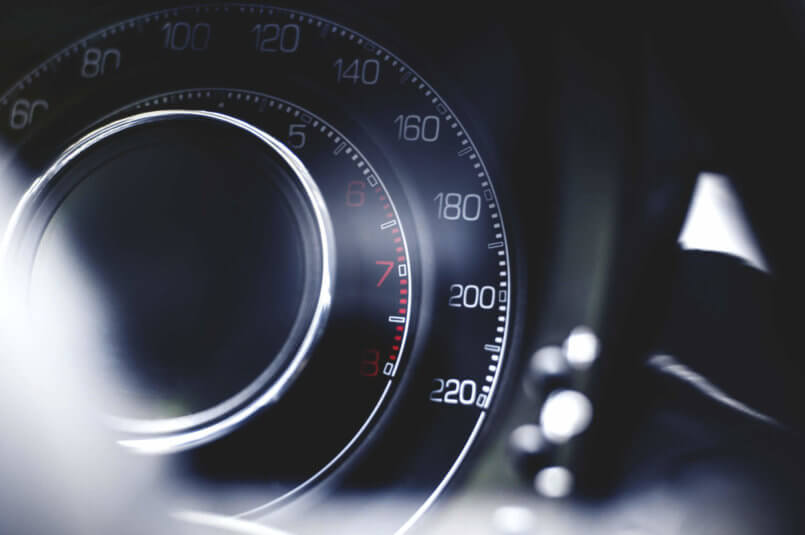 Imagem de um painel de um carro de um motorista que quer saber o que é diferencial automotivo