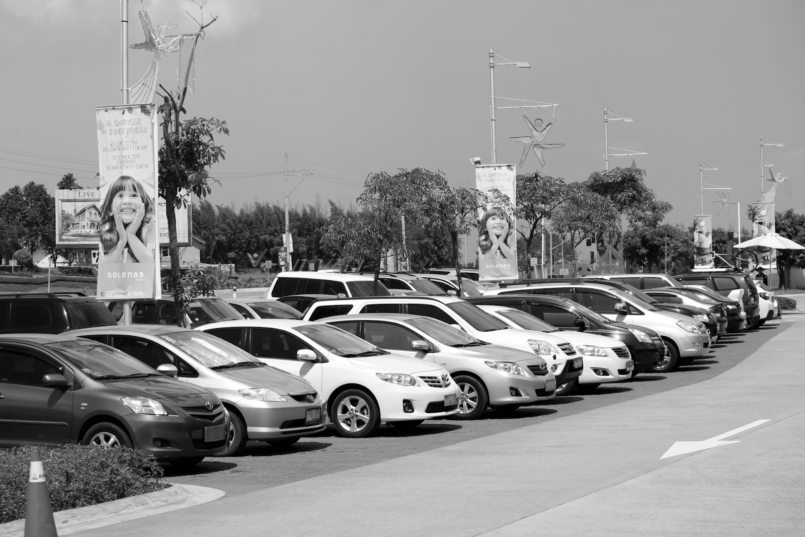Imagem de diversos carros estacionados que usam a bateria AGM