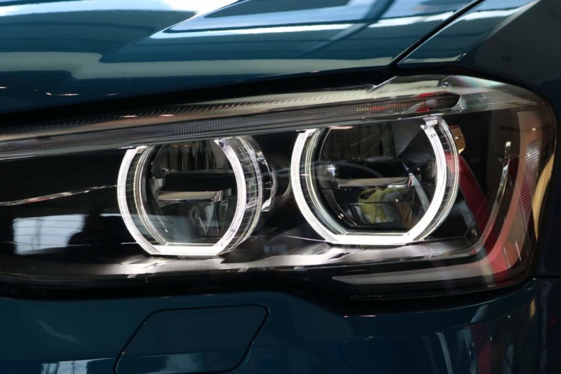Imagem de faróis dinâmicos que carros inteligentes possuem