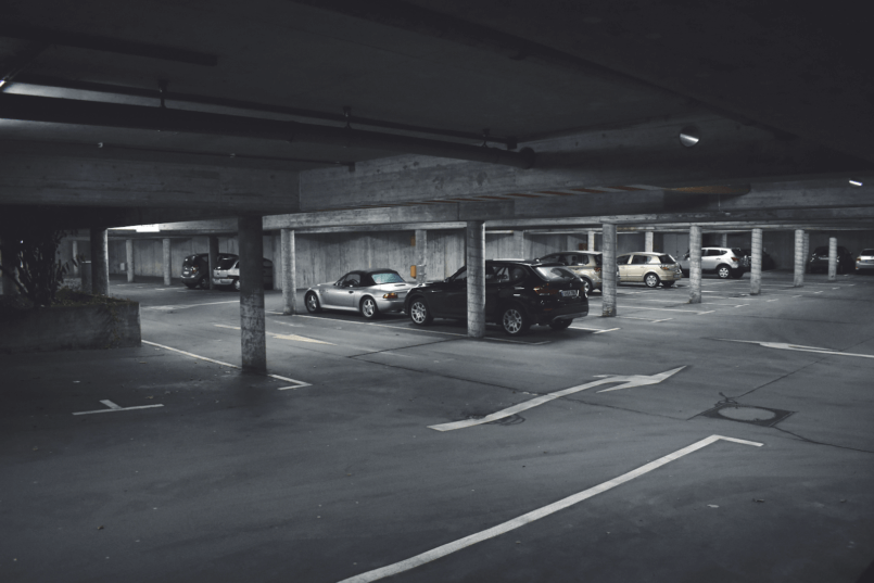 imagem de um estacionamento com carros estacionados para explicar porque saber como instalar sensor de estacionamento é útil