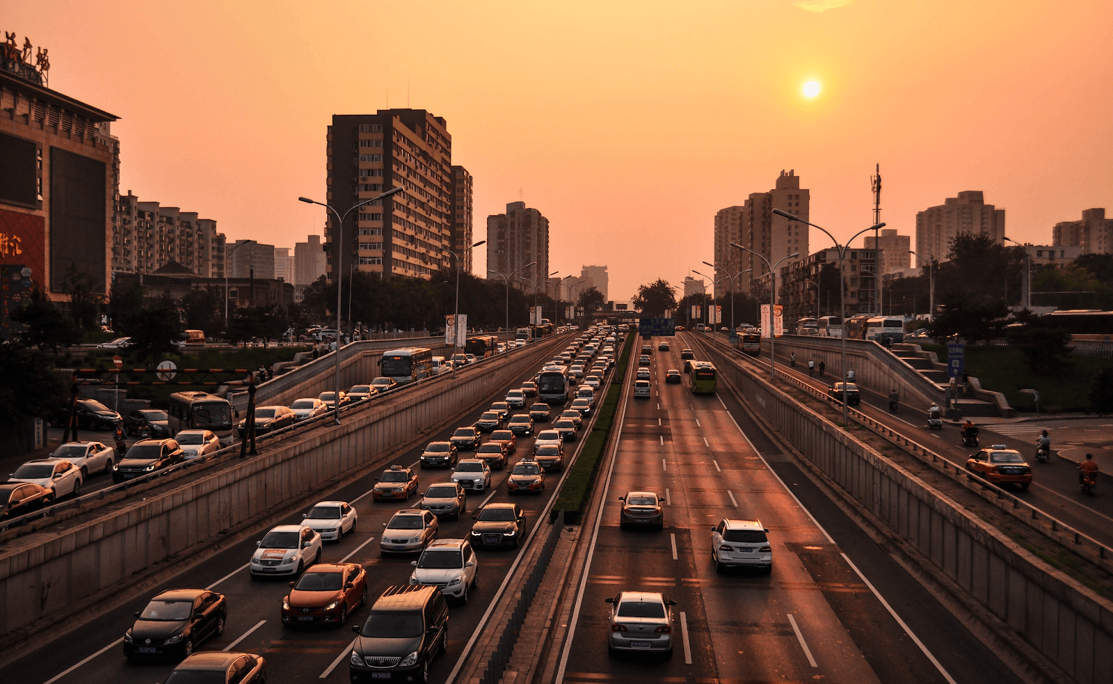 Imagem de diversos carros em uma cidade urbana para discutimos os tipos de marcas de baterias