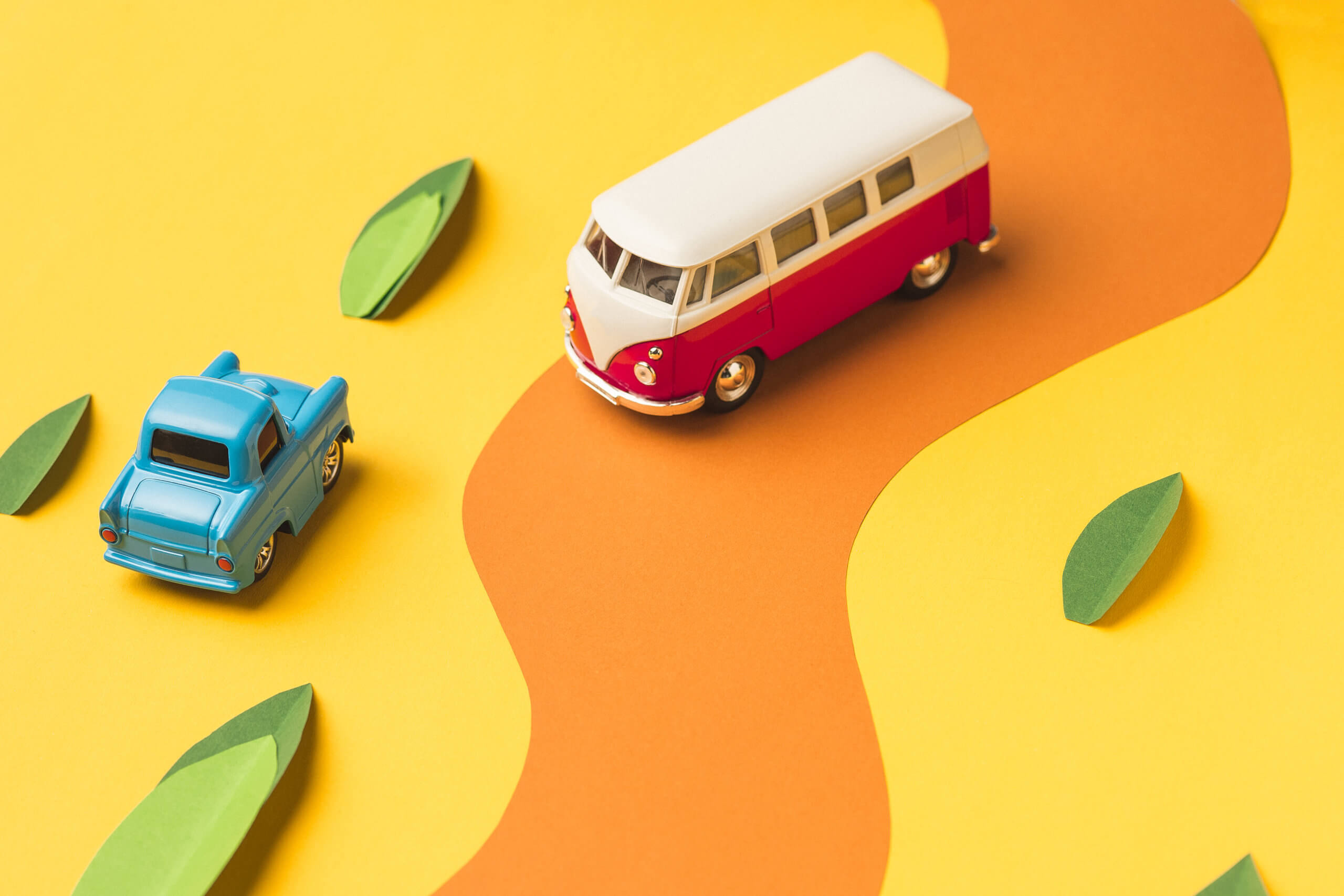 Imagem de dois carros para ilustrar o que é direção defensiva