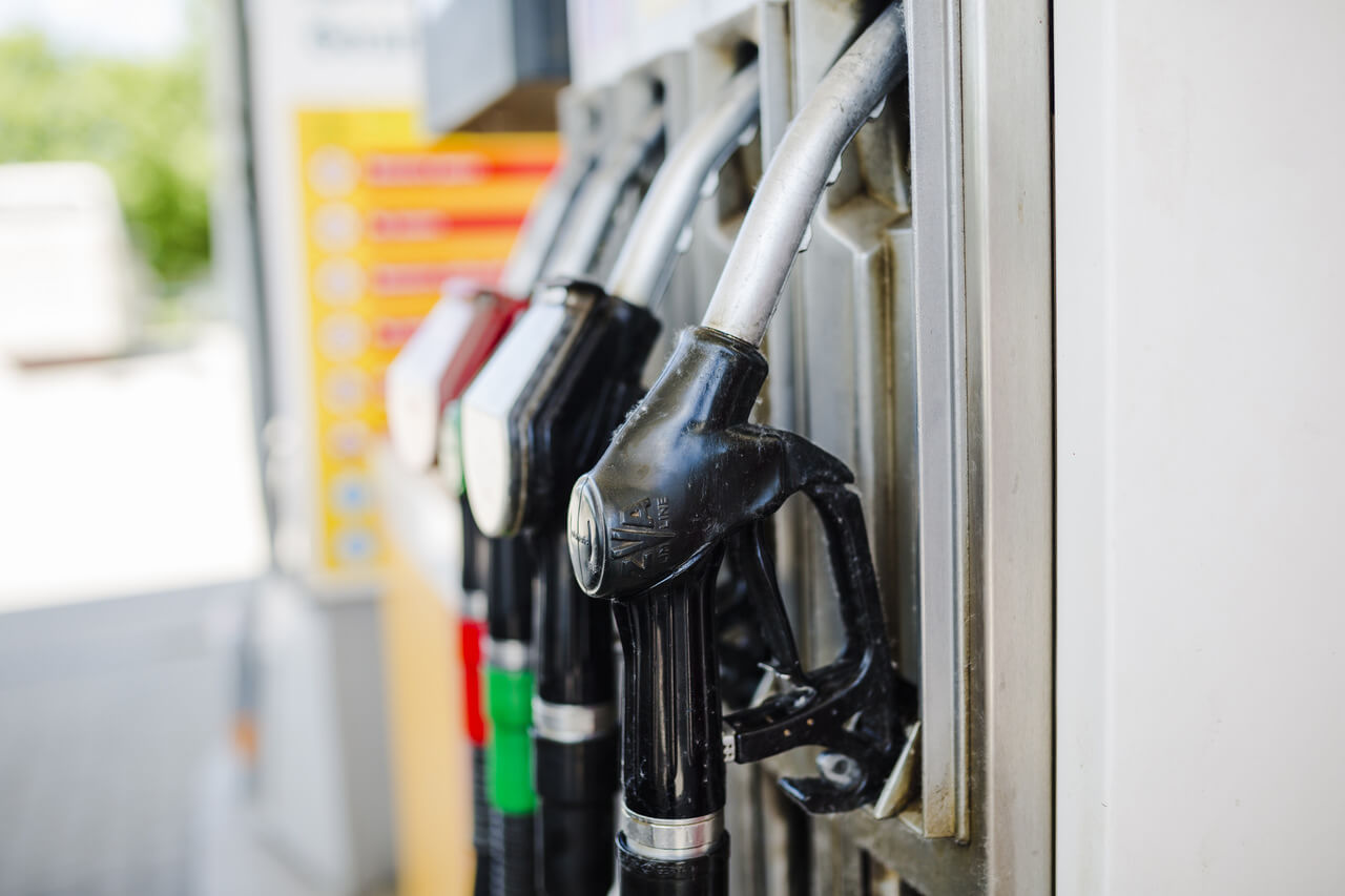 Imagem de uma bomba de gasolina ou álcool para explicar como economizar combustível