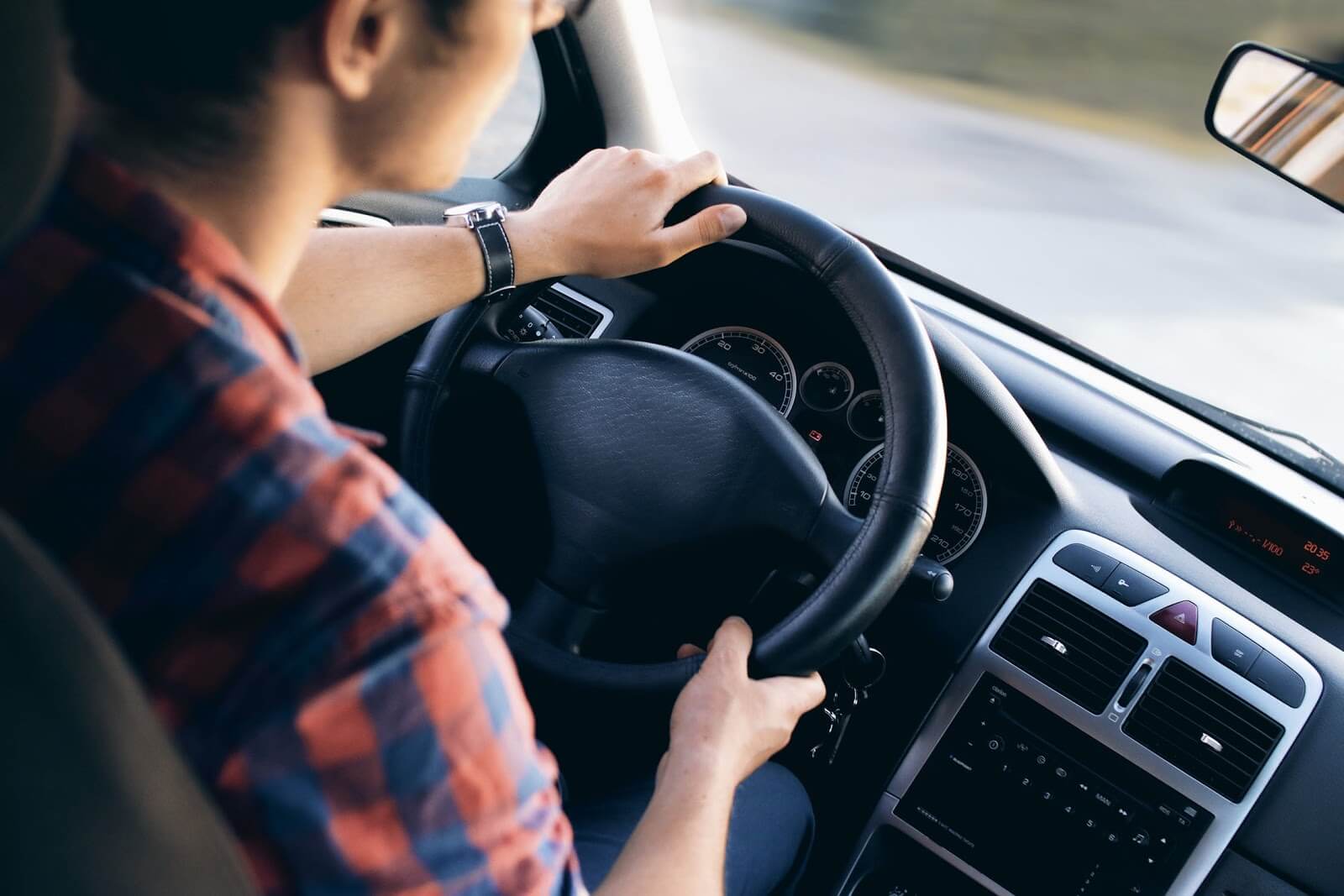 Fotografia de um motorista que sabe como economizar combustível