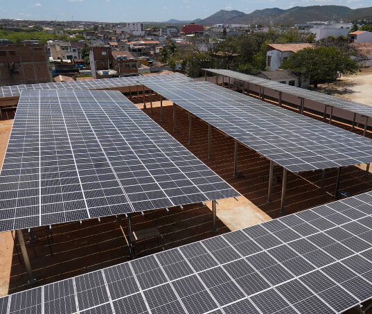 Moura e ITEMM implementam microrrede que integra energia fotovoltaica, geração térmica e armazenamento de energia