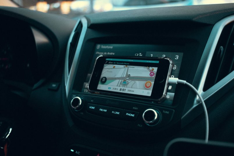 Imagem de um motorista que já sabe como colocar wifi no carro e como utilizar apps