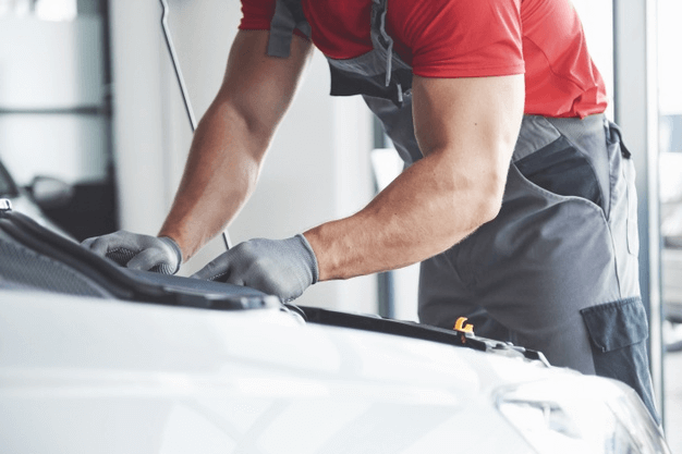 homem fazendo manutenção na válvula EGR de um carro