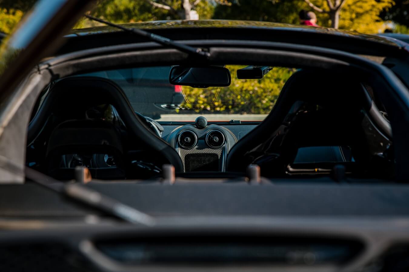 Imagem traseira da parte interna de um carro