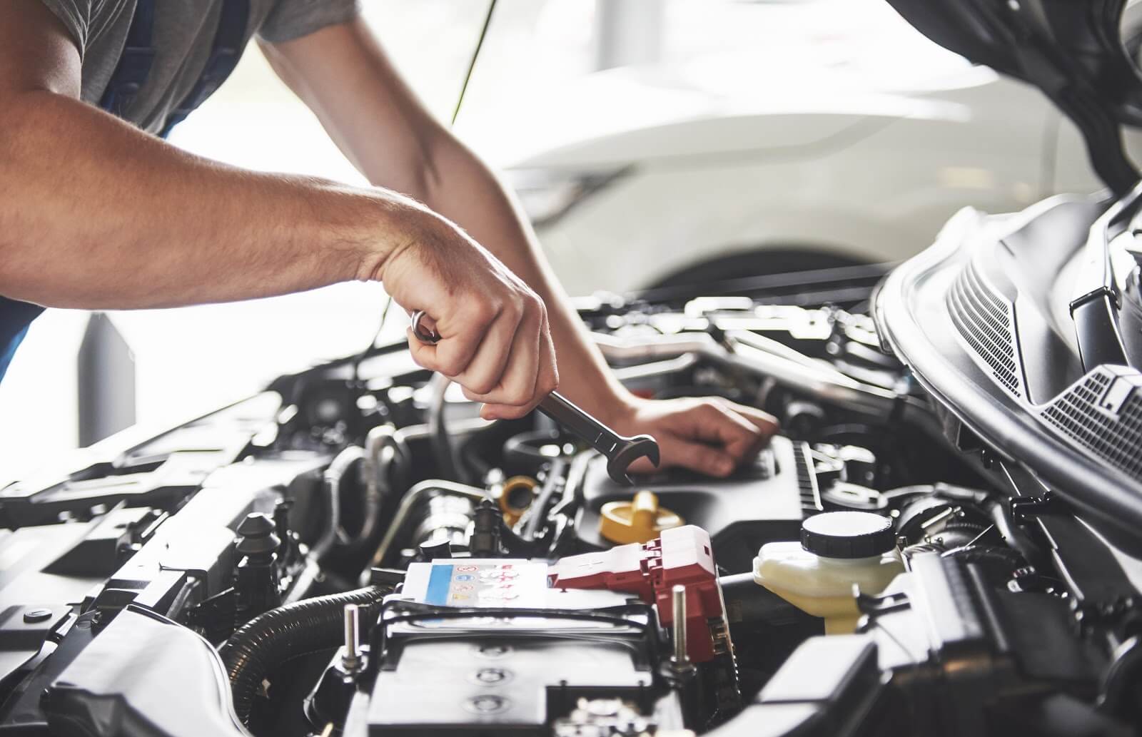Imagem de um mecânico consertando um carro com barulho ao frear
