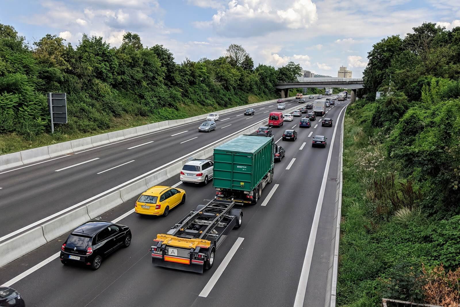 Imagem uma rodovia com vários automóveis