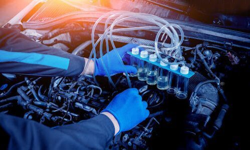 mecânico verificando o sistema de injeção do carro