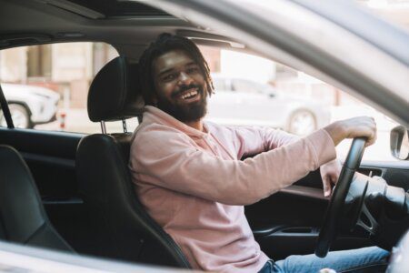 Homem sorrindo ao volante