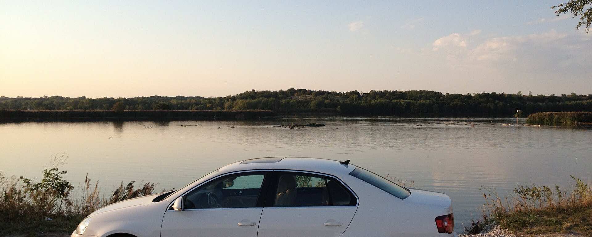 Jetta estacionado em uma lagoa